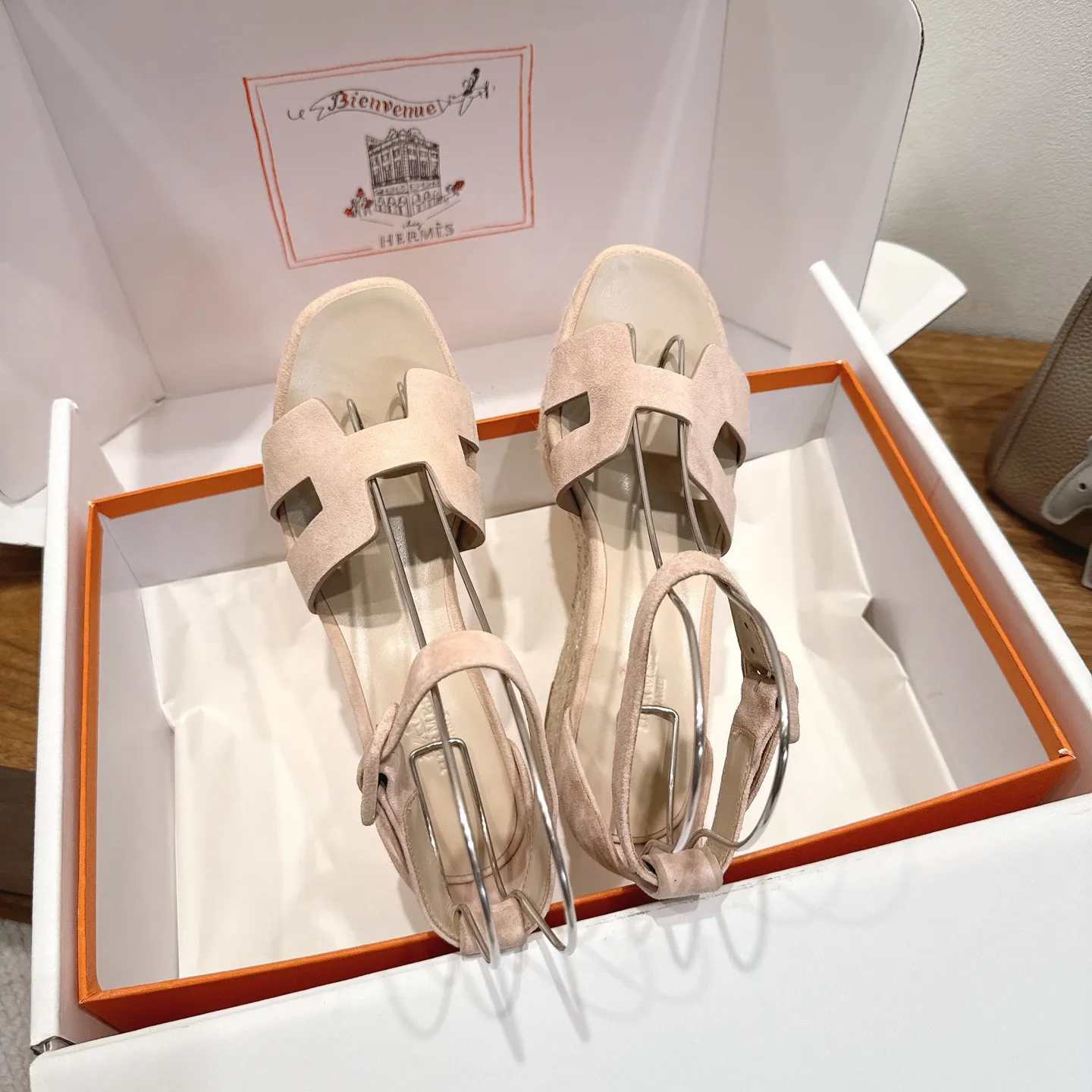 👟👟Ex-factory price 720👟👟 Hermes... a Eclair 2025 new color + popular series, the version is super positive, with a certain thickness, which makes the legs longer! Breathable, comfortable calfskin, spring and summer color matching, this item is both beautiful and comfortable! Channel supply code size: 35-39 can be ordered as 40.41 with airplane box ➕20